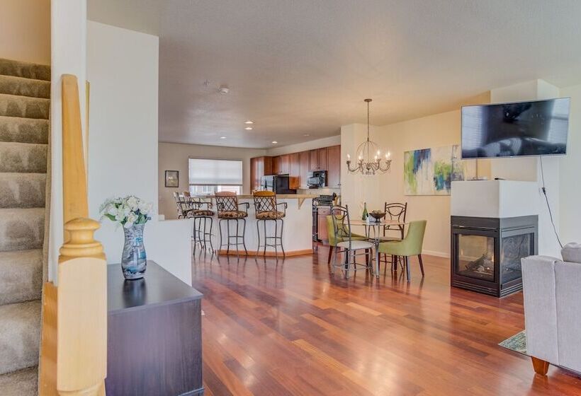 Urban Practicality! 3 Beds, Patios & Dog Friendly