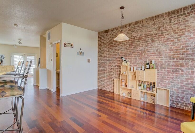 Urban Practicality! 3 Beds, Patios & Dog Friendly