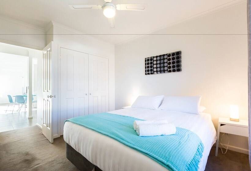 Amal, 1bdr North Melbourne Apartment