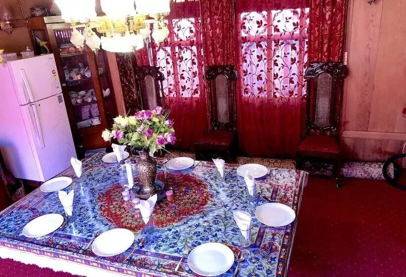 هتل Lake Victoria Houseboats