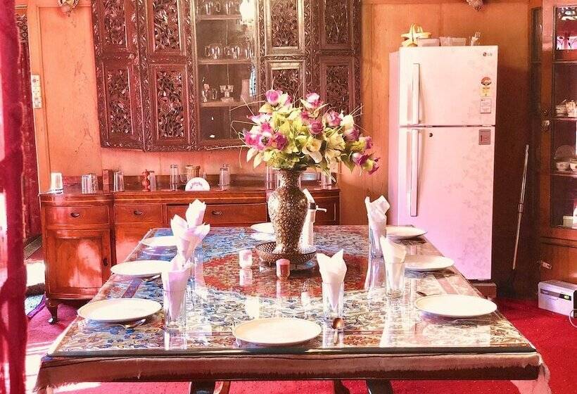 Hotel Lake Victoria Houseboats