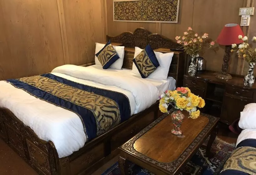 هتل Lake Victoria Houseboats