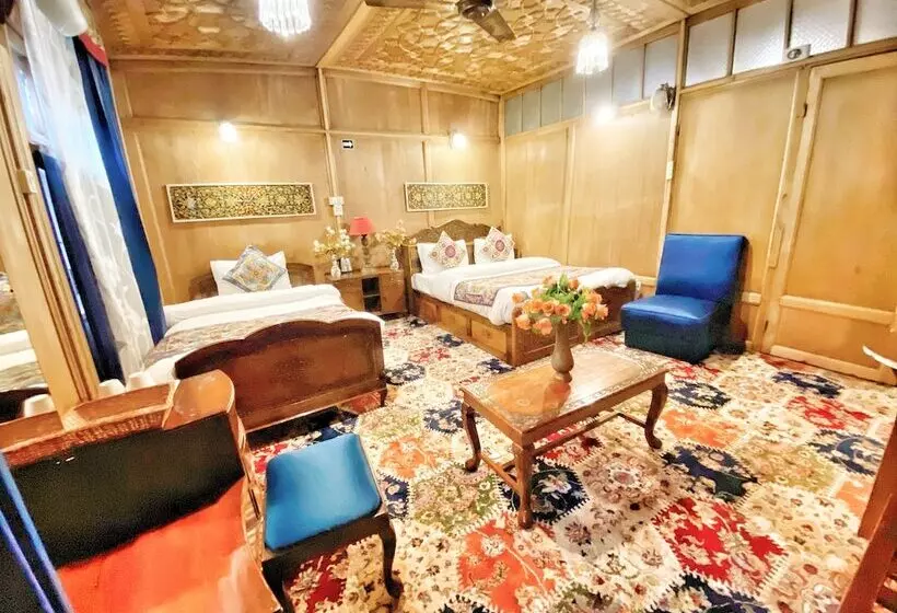 هتل Lake Victoria Houseboats