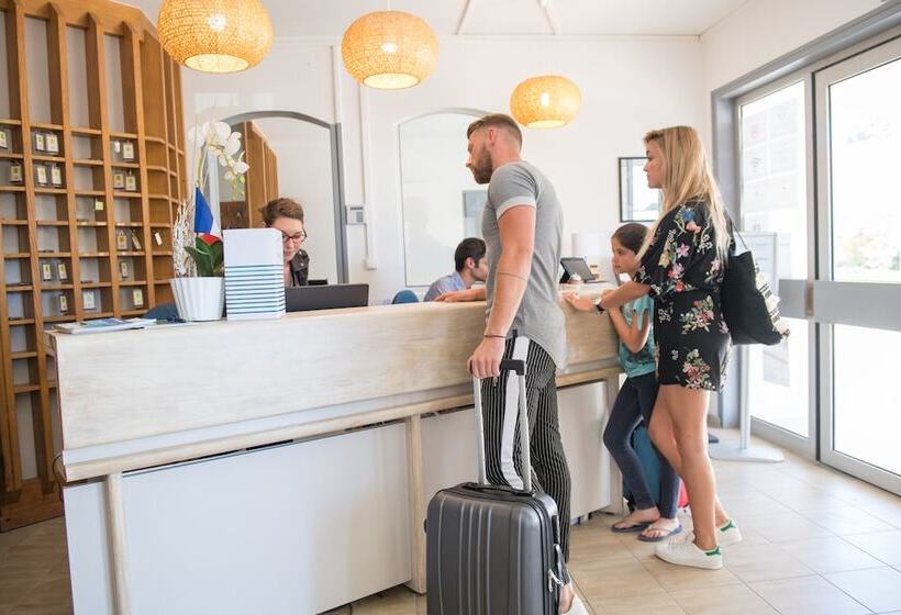 בית מלון כפרי Camping Les Grenettes