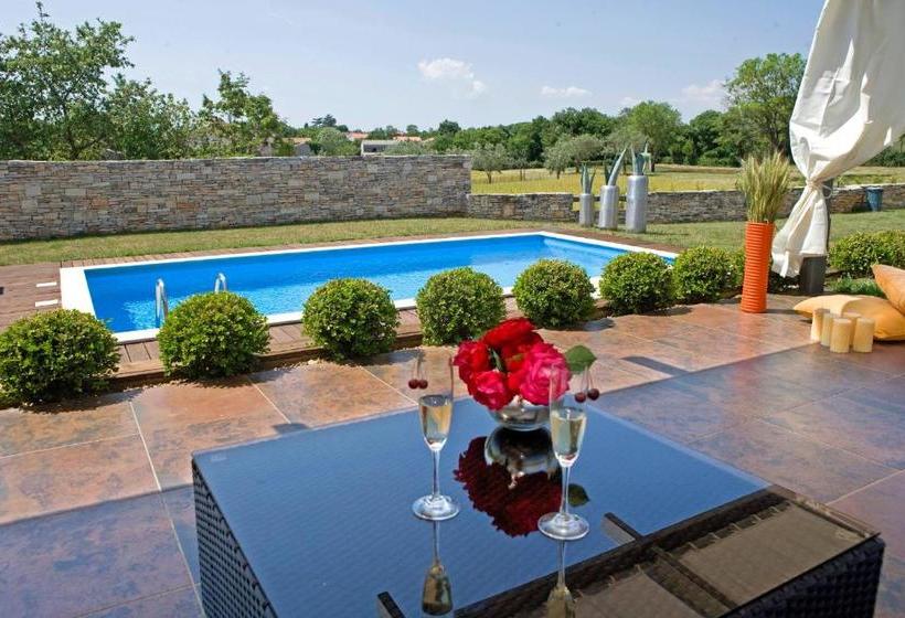 فندق Haus Istria Moderna