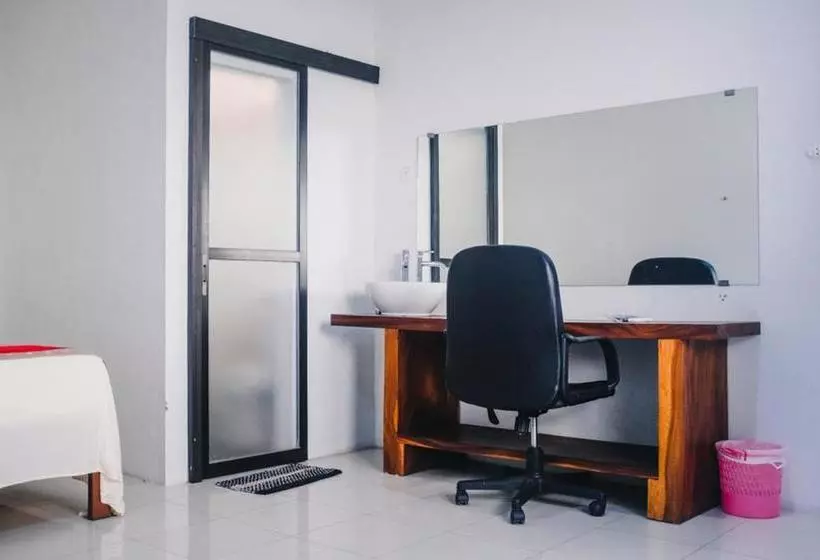 ホテル Reddoorz Near Sirkuit Sentul