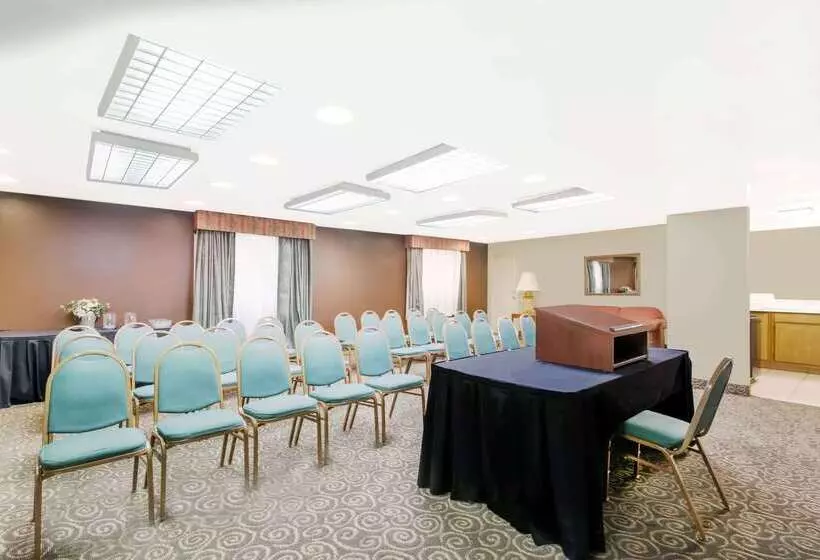 Отель Ramada  & Conference Center By Wyndham Lexington North