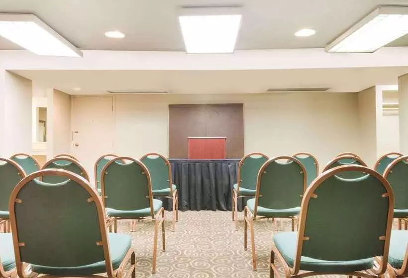 Отель Ramada  & Conference Center By Wyndham Lexington North