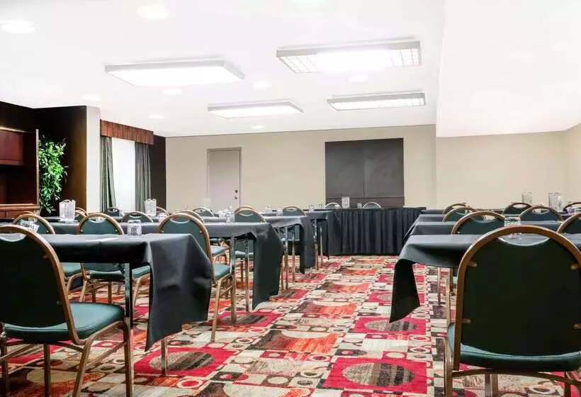 Отель Ramada  & Conference Center By Wyndham Lexington North