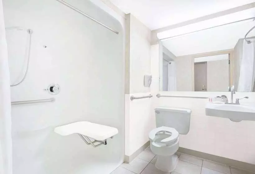 Отель Ramada  & Conference Center By Wyndham Lexington North