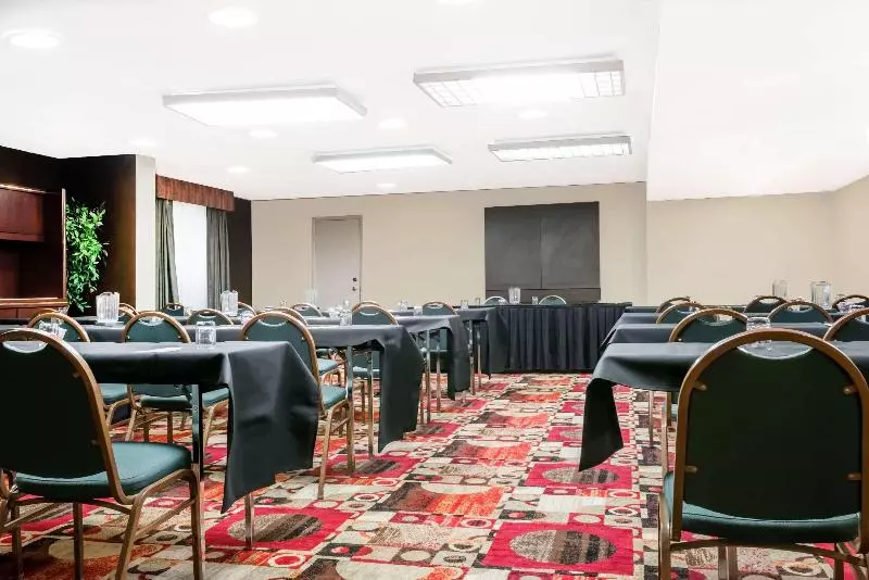 Отель Ramada  & Conference Center By Wyndham Lexington North