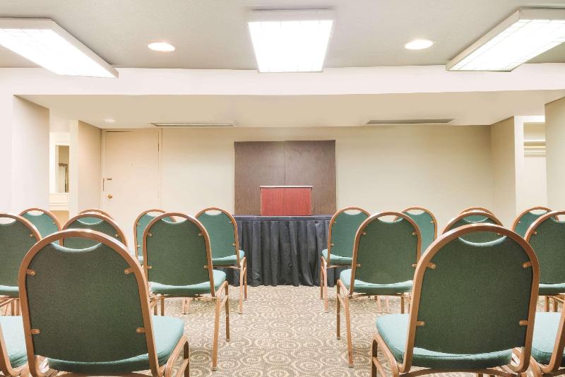 فندق Ramada & Conference Center By Wyndham Lexington North