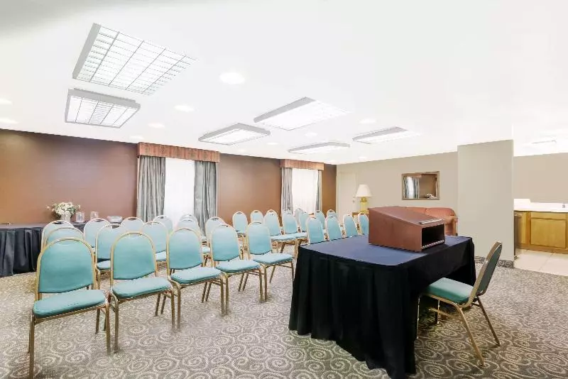 Отель Ramada  & Conference Center By Wyndham Lexington North