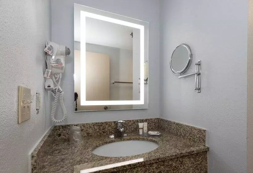 فندق Red Roof Inn & Suites Wilmington – New Castle