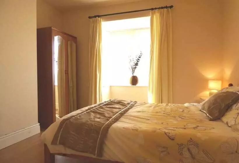 پانسیون Staveley House