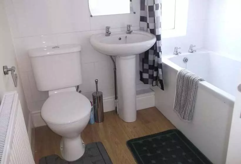 پانسیون Staveley House