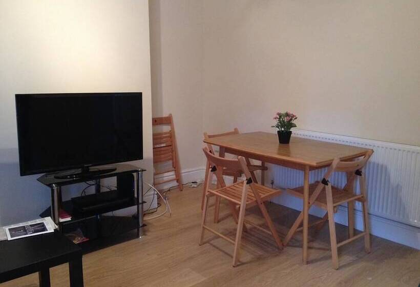 بنسيون Staveley House