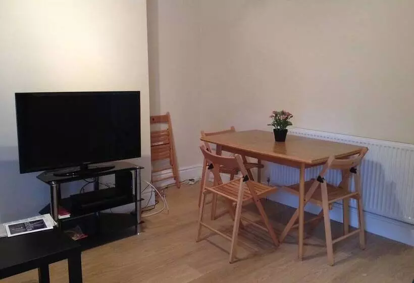 پانسیون Staveley House