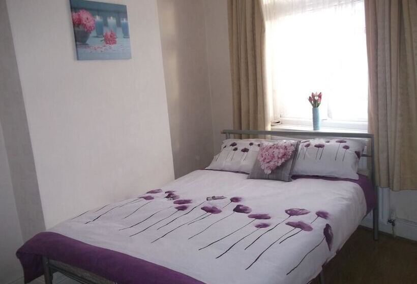 بنسيون Staveley House