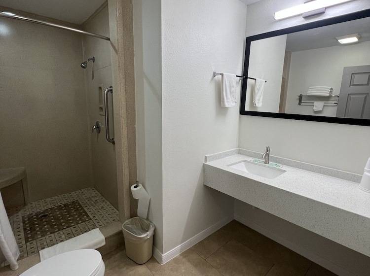 ホテル Super 8 By Wyndham Mcallen Downtown Airport La Plaza Mall