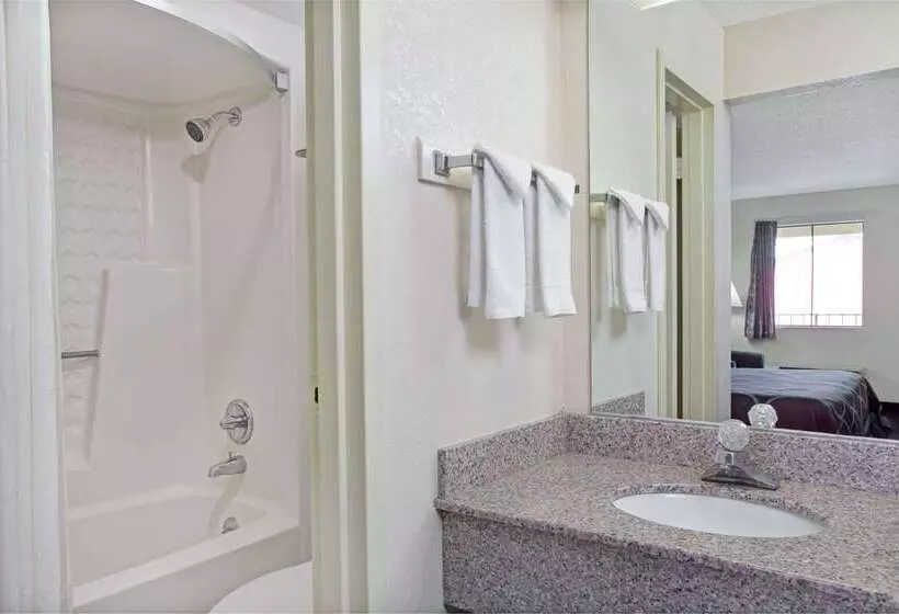 Отель Super 8 By Wyndham Suwanee