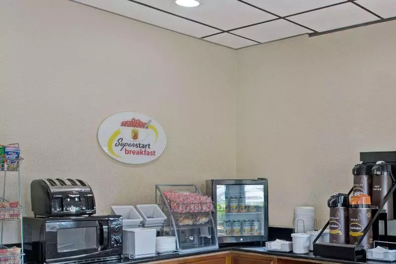 Отель Super 8 By Wyndham Suwanee