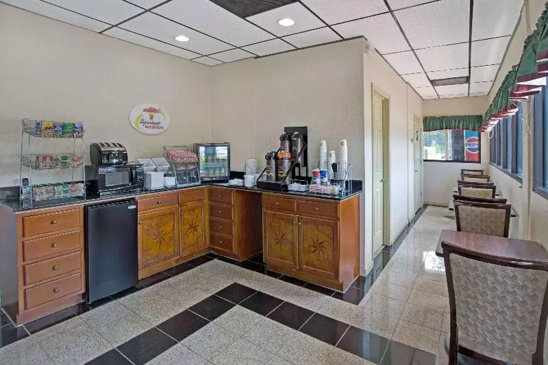 Отель Super 8 By Wyndham Suwanee