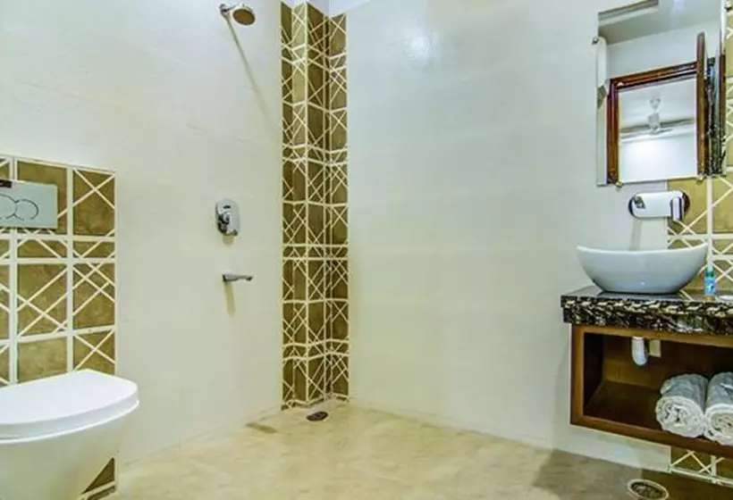 Fabhotel Nayyar Inn