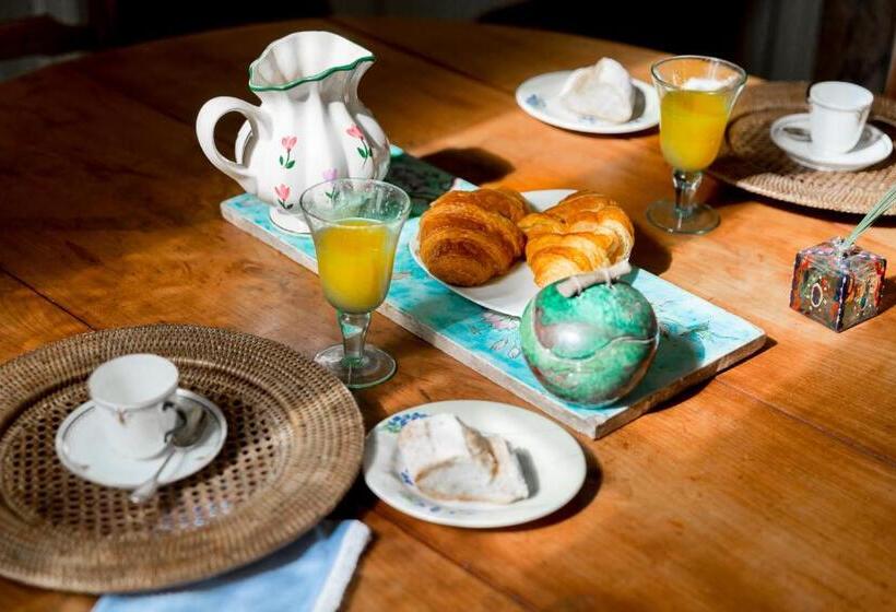 تختخواب و صبحانه La Maison Charmante