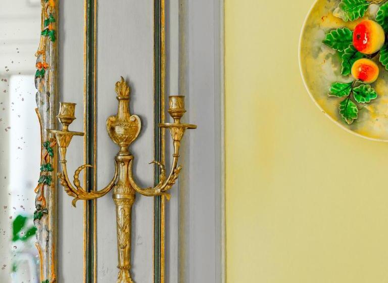 تختخواب و صبحانه La Maison Charmante