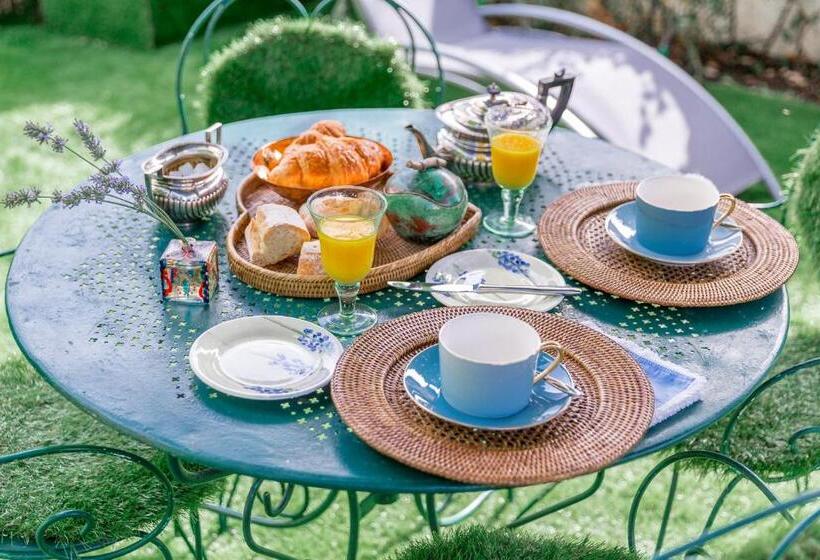 تختخواب و صبحانه La Maison Charmante