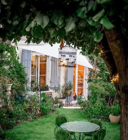 تختخواب و صبحانه La Maison Charmante