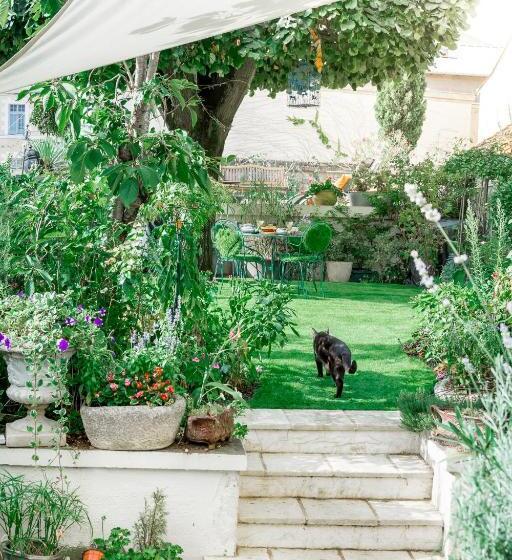 تختخواب و صبحانه La Maison Charmante