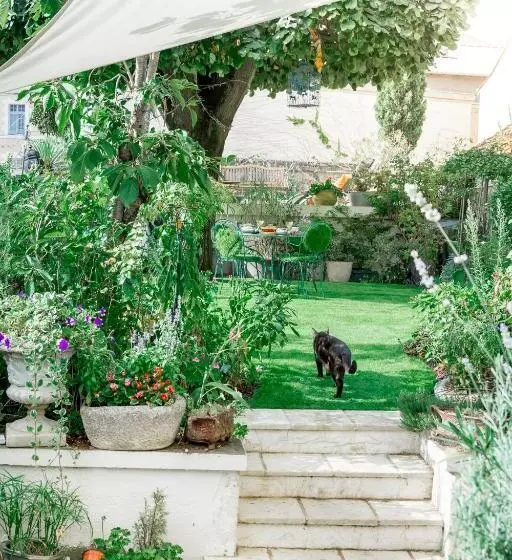 تختخواب و صبحانه La Maison Charmante