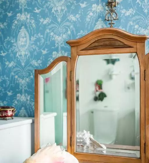 تختخواب و صبحانه La Maison Charmante
