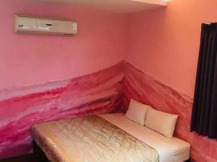 هتل J Lin Hostel