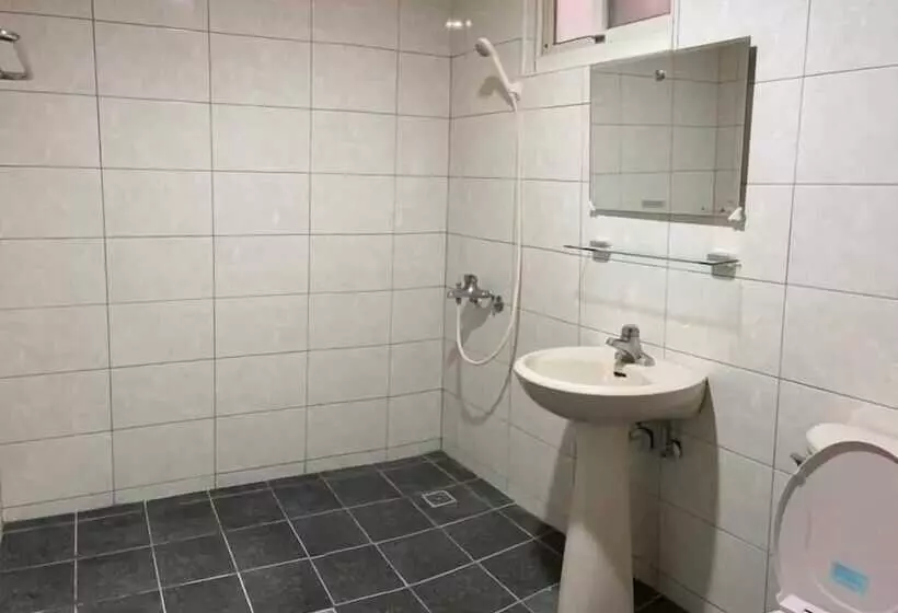 هتل J Lin Hostel
