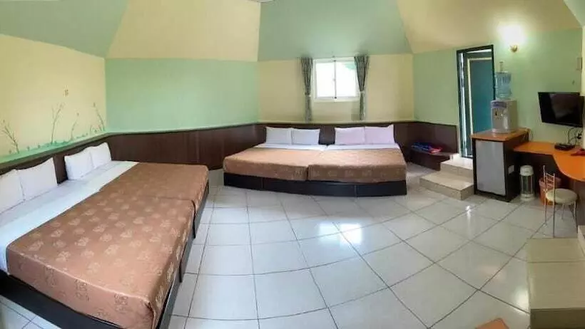 هتل J Lin Hostel