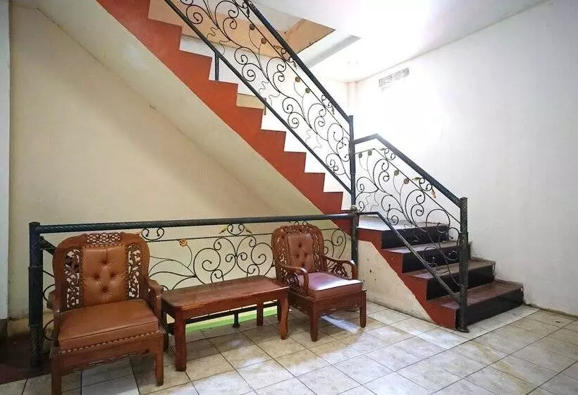 Hotelli Collection O 2885 Hemra