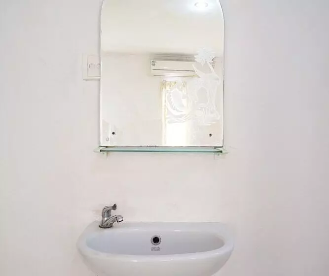 Hotelli Collection O 2885 Hemra