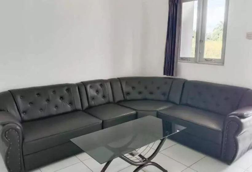 ホテル Reddoorz Near Universitas Palangkaraya 2