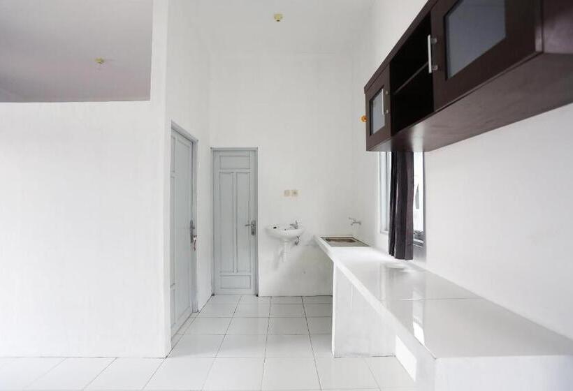 Отель Reddoorz Near Universitas Palangkaraya 2