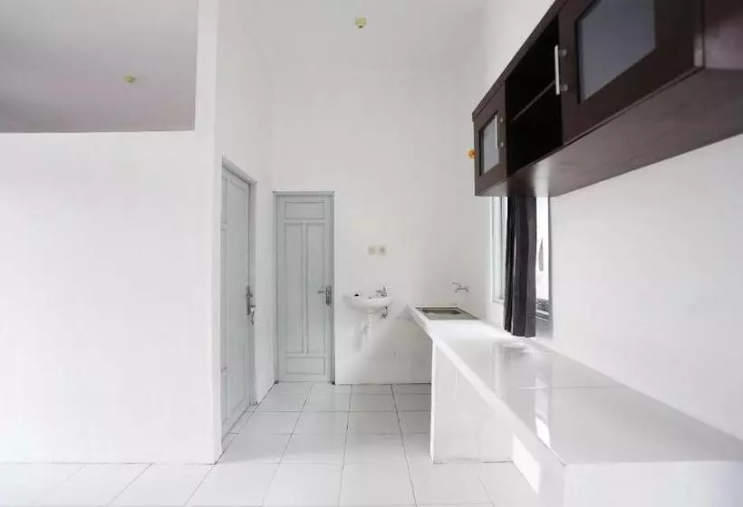 ホテル Reddoorz Near Universitas Palangkaraya 2