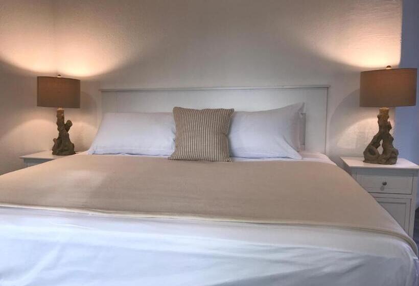 هتل The Sunset Cove And Rainbow Room