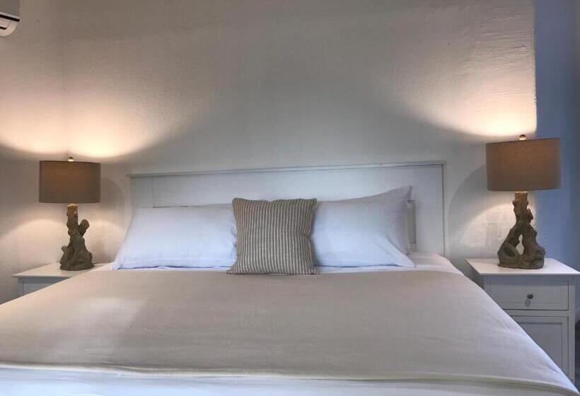 هتل The Sunset Cove And Rainbow Room