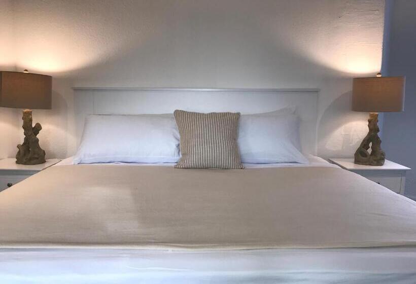 هتل The Sunset Cove And Rainbow Room