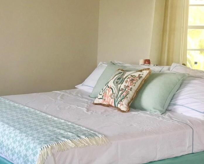 هتل The Sunset Cove And Rainbow Room