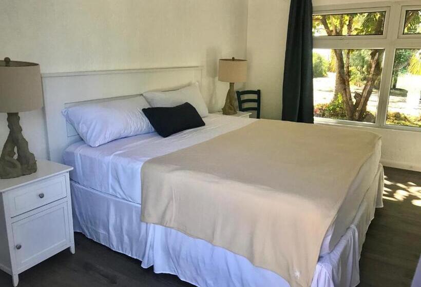 هتل The Sunset Cove And Rainbow Room