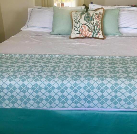 هتل The Sunset Cove And Rainbow Room