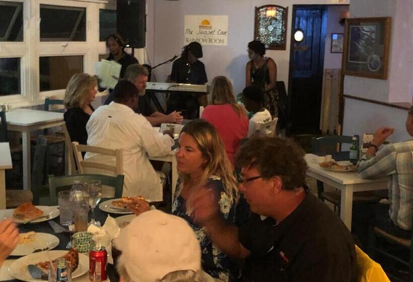 هتل The Sunset Cove And Rainbow Room